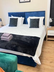 1 cama grande con cabecero azul en una habitación en Apartment 4- 216 high street, en Arbroath 10 fotos más