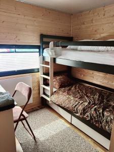 Ένα ή περισσότερα κρεβάτια σε δωμάτιο στο Floating Downtown Apartment +8 φωτογραφίες