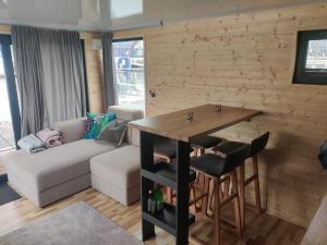 Χώρος καθιστικού στο Floating Downtown Apartment