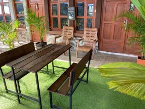 a picnic table and chairs in front of a building at Lake view room with terrace in San Pedro La Laguna