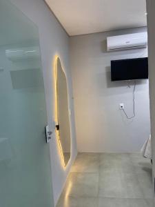 una stanza con una porta con una luce sul muro di Recanto do Sol a Governador Celso Ramos