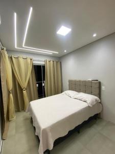 una camera da letto con un letto in una stanza di Recanto do Sol a Governador Celso Ramos Altre 11 foto