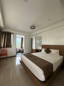 Postel nebo postele na pokoji v ubytování Honeyrock Farm Resort by Skybz