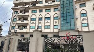 un edificio con una puerta delante en Shiloh Suites, en Yaoundé