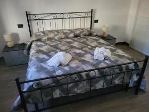a bedroom with a bed with towels on it at Casa Mafalda in Campiglia
