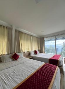 - 2 lits dans une chambre d'hôtel avec balcon dans l'établissement Honeyrock Farm Resort by Skybz, à Kanthalloor