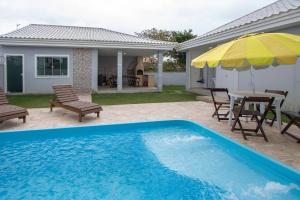 Bazén v ubytování Casa Charmosa com Lagoa e Lazer em Arraial nebo v jeho okolí