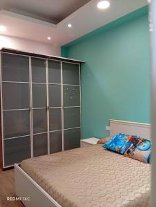 a bedroom with a bed and a blue wall at villa del mare in Nettuno