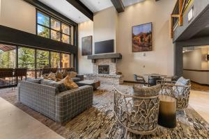 ein Wohnzimmer mit Sofas und Kamin in der Unterkunft Springs 8845 by Summit County Mountain Retreats in Snake River Health Services Incorporated Heliport