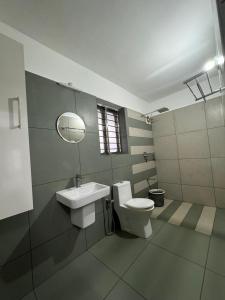 une salle de bain avec toilettes, lavabo et miroir dans l'établissement Honeyrock Farm Resort by Skybz, à Kanthalloor