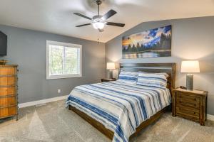 een slaapkamer met een bed en een plafondventilator bij Year-Round Outdoor Fun Spacious Retreat in Iona in Idaho Falls