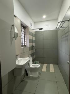 une salle de bain avec toilettes et lavabo dans l'établissement Honeyrock Farm Resort by Skybz, à Kanthalloor 26 autres photos