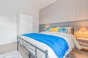 コベントリーにあるBroomfield House - City Centre - Free Parking, Self-Check-In, Garden, Fast Wifi and Smart TV by Yoko Propertyの青い毛布が掛けられた大きなベッドのある寝室