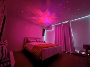 Postel nebo postele na pokoji v ubytování Prime location w parking, near subway, 10 min from LGA "Queens"