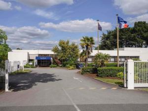 un parking vide devant un immeuble dans l'établissement Novotel Nantes Carquefou, à Carquefou