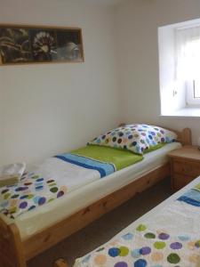 1 Schlafzimmer mit 2 Betten und einem Fenster in der Unterkunft Ferienwohnung Alte Brennerei in Brösa