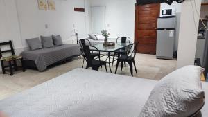 een woonkamer met een tafel en een bank bij Departamento temporario Banda para 4 personas a 5 min del estadio madre de ciudades y del nodo tecnologico in La Banda +6 foto's