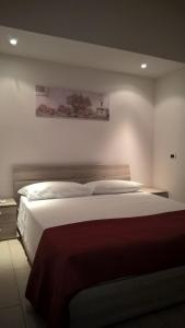 バレストラーテにあるDimora in Piazza 84のベッドルーム1室(白い大型ベッド1台付)
