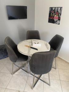 TV a/nebo společenská místnost v ubytování Woven Calm, 2BR Near the Blue City