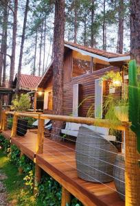 a tree house in the woods with a wooden deck at Chalé Veraneio-Itú-SP Vista para o lago Camping Carrion in Itu