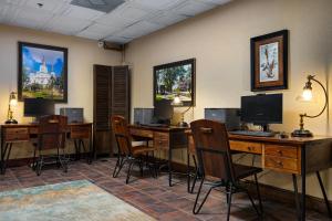 a room with desks with computers and chairs at Club Wyndham Avenue Plaza in New Orleans
