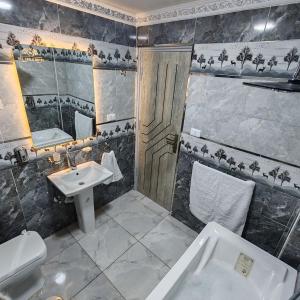 カイロにあるDel Ceilo Boutique Hotelの洗面台とトイレ付きのバスルーム +103枚の写真