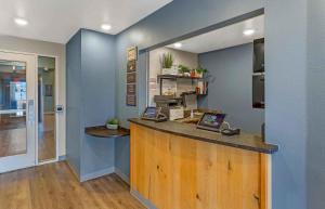 a restaurant with a counter in a room at Extended Stay America Select Suites - Las Cruces in Las Cruces