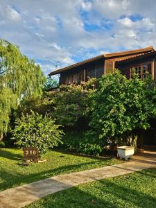 ein Haus auf einem Hügel mit einem Schild im Hof in der Unterkunft Recanto Don Ciro in Uruguaiana