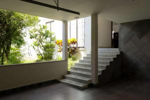una scala in un edificio con una grande finestra di Casa San José a Coatepec