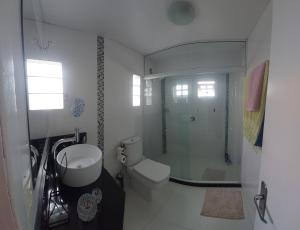 Un baño de Sobrado pertinho da praia 12 fotos más