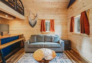 Χώρος καθιστικού στο Rustic Elegance Lodge