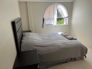 - une chambre avec un lit, une télévision et une fenêtre dans l'établissement Comfortable and quiet bedroom with private bathroom, à Delta
