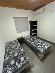 a room with two beds in a room at Quinta El Oasis Junin in Junín