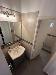 a bathroom with a sink and a mirror at Quinta El Oasis Junin in Junín