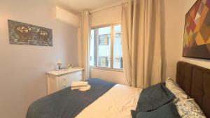 ein kleines Schlafzimmer mit einem Bett und einem Fenster in der Unterkunft Apartamento perto de tudo, vista mar, AC quente, Wifi 300mb in Balneário Camboriú
