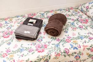 a towel and a purse sitting on a bed at Casa Vix - Centro Histórico in Vitória +45 photos