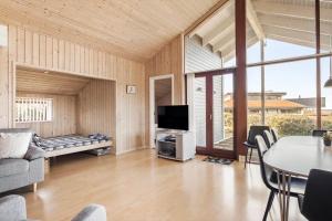 Una sala de estar con un sofá, un televisor y una mesa. en OH490-Hadsund-Halvrebene-76, en Hadsund