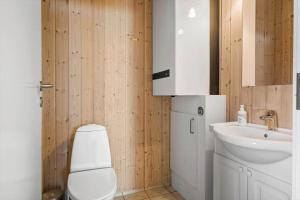 un baño con inodoro y lavabo en OH490-Hadsund-Halvrebene-76, en Hadsund 17 fotos más