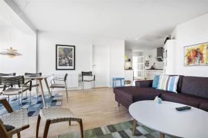 a living room with a couch and a table at HA259-Hals-Portlandsvej-97-B-1-mf in Hals