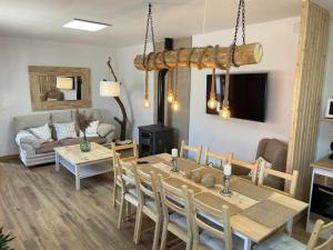 een eetkamer en woonkamer met een tafel en stoelen bij La Chicuela Rural House in Los Villares in Los Villares
