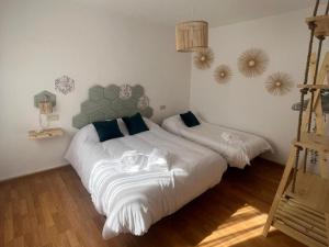 een slaapkamer met twee bedden met handdoeken erop bij La Chicuela Rural House in Los Villares in Los Villares