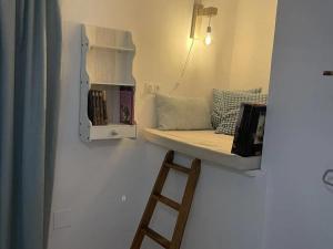 een kleine kamer met een bed en een houten kruk bij La Chicuela Rural House in Los Villares in Los Villares +23 foto's