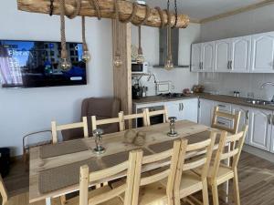 een keuken en eetkamer met een tafel en stoelen bij La Chicuela Rural House in Los Villares in Los Villares