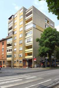 budynek po stronie ulicy w obiekcie Apartmani Vedmar w Zagrzebiu