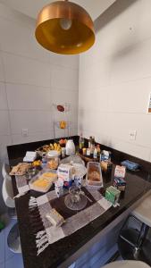 un mostrador de cocina con un montón de comida. en Suite Star - Ar condicionado, en Duque de Caxias 2 fotos más