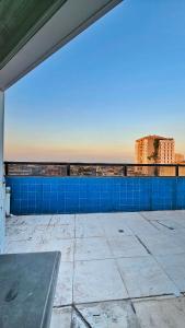 Una vista de la ciudad desde el tejado de un edificio. en Suite Star - Ar condicionado, en Duque de Caxias