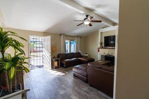 TV a/nebo společenská místnost v ubytování Oceanside Rocks Family Vacation Home