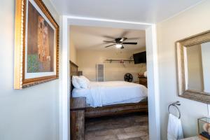 Postel nebo postele na pokoji v ubytování Oceanside Rocks Family Vacation Home