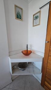 Un baño con un lavabo sobre una encimera. en Quarto Plutão - banheiro privativo e ar condicionado, en Duque de Caxias 2 fotos más