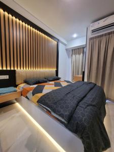 Postel nebo postele na pokoji v ubytování Delf Apartemen CPI